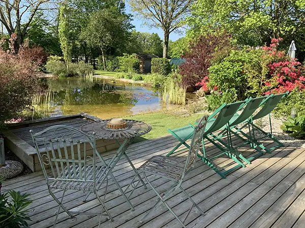 Bassin naturel et terrasse au jardin de La Grange des Loges