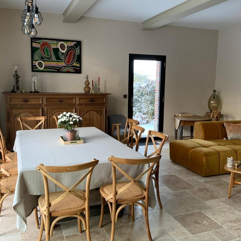 Table d'hôtes dressée dans la salle à manger